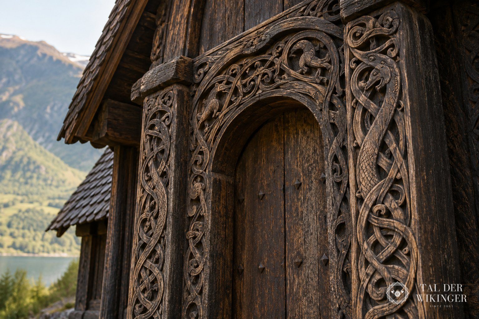 Geschnitztes Holzportal einer norwegischen Stabkirche mit verschlungenen Drachen und Ranken