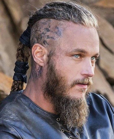Wikingerfrisur mit Kopftattoo
