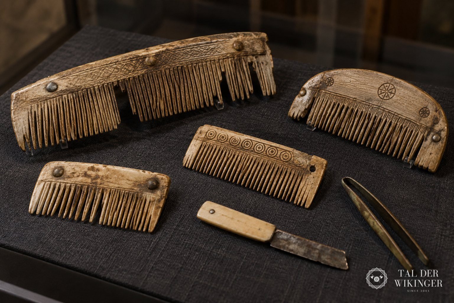 Kämme aus Knochen und Geweih, Pinzette und Rasiermesser aus der Wikingerzeit im Museum
