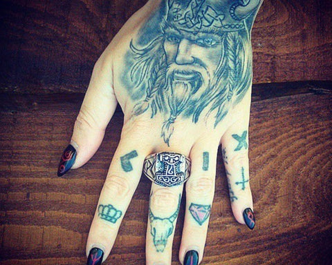 Wikinger-Tattoo auf der Hand