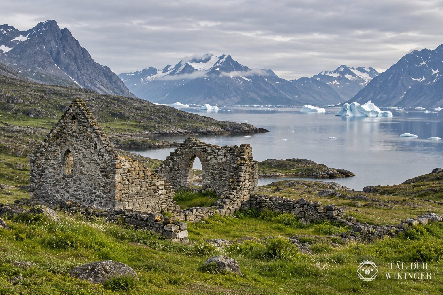 Steinmauern einer nordischen Kirchenruine in grünem Tal an einem Fjord in Südgrönland